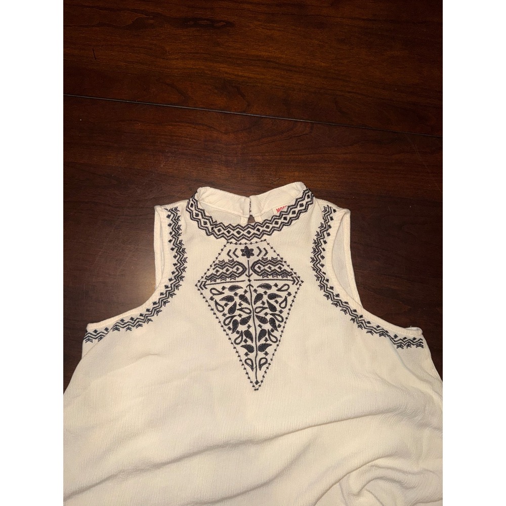 Mossimo Women Cream Embroidered Sleeveless Boho Swing Top Medium - Picture 2 of 5